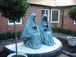 sculptures of sisters reading